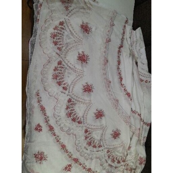Vintage Spanish Floral Lace Tablecloth, Large 84x75 Inches - Picture 2 of 10
